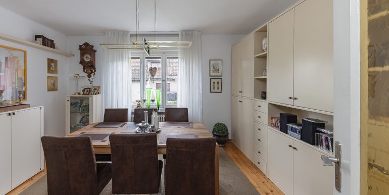 gemütliches Esszimmer mit Kamin