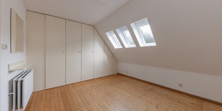 Schlafzimmer mit Einbauschrank in der Einliegerwohnung