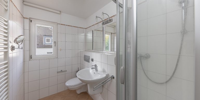 Duschbad mit Fenster in der Einliegerwohnung