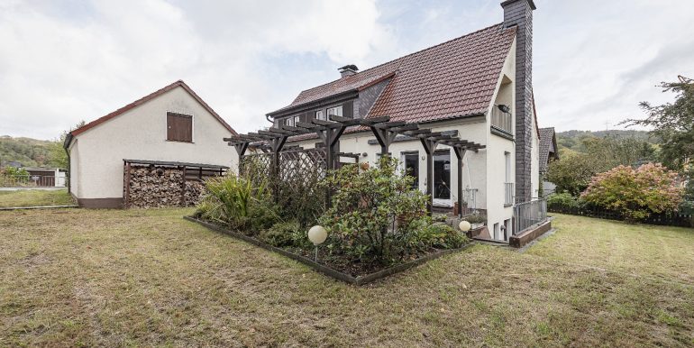 schöner Garten Rasen- und kleinen Beetflächen