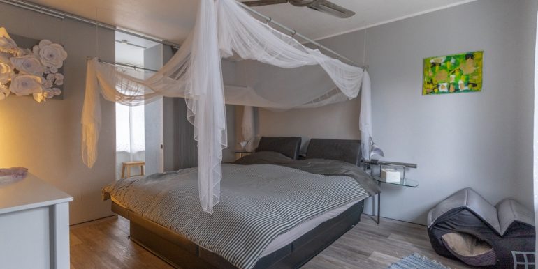 Schlafzimmer mit Ankleide und Balkonzugang