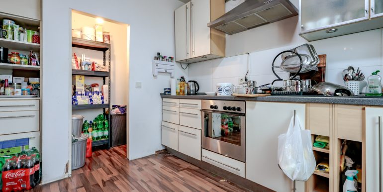 Küche mit Abstellraum