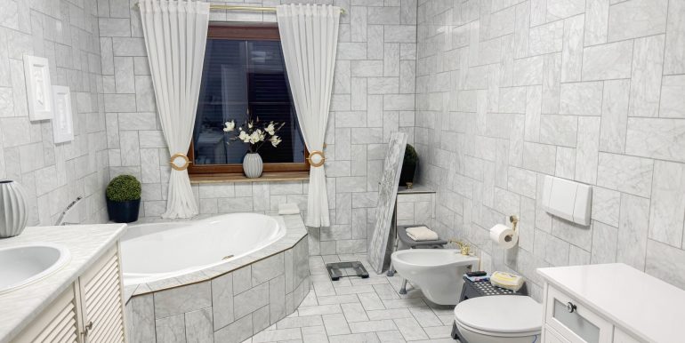 Tageslichtbad mit Eckbadewanne EG