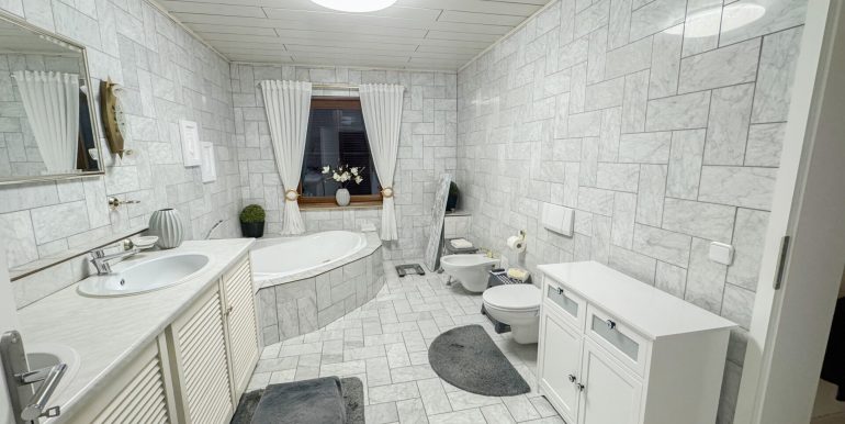 Tageslichtbad mit Eckbadewanne EG