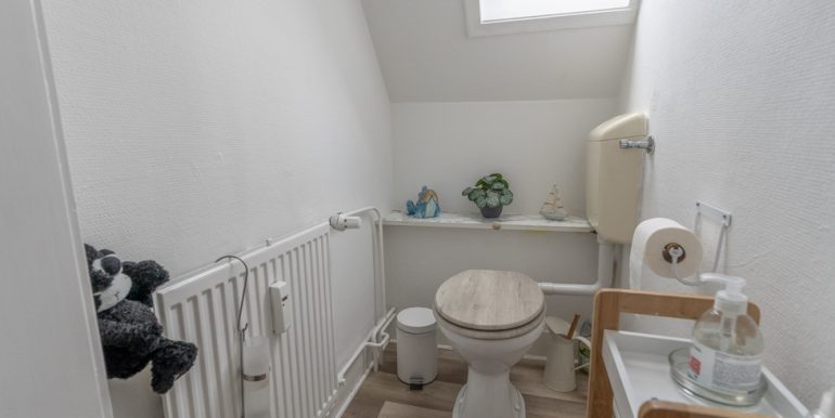 Separates WC mit Fenster