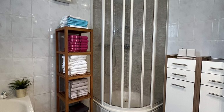 Badezimmer mit Wanne und Dusche