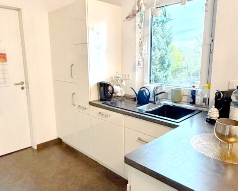 Einbauküche mit Zugang zum Abstellraum