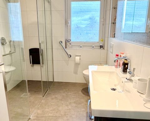 Badezimmer mit großer, ebenerdiger Dusche