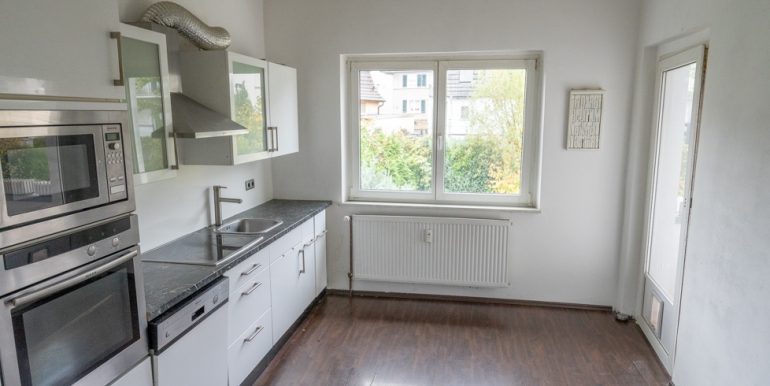 Küche im OG mit Zugang zur Loggia