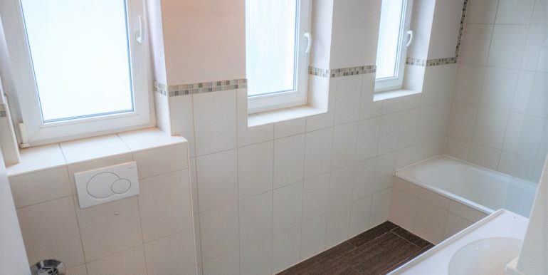 Modernes Tageslcihtbad im OG