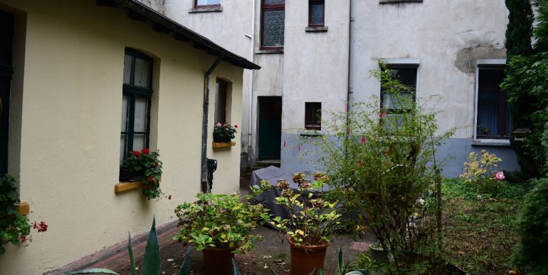 Flügelanbau und Garten