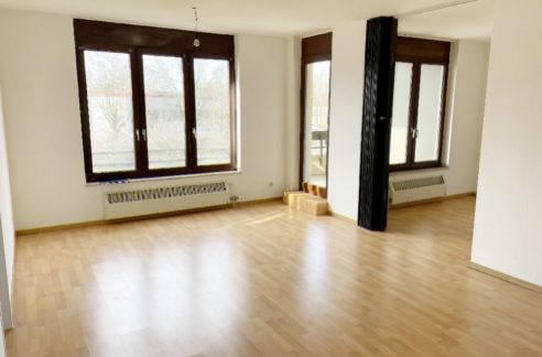 Wohnbereich Blick Schlafzimmer und Balkon
