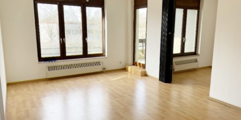 Wohnbereich Blick Schlafzimmer und Balkon