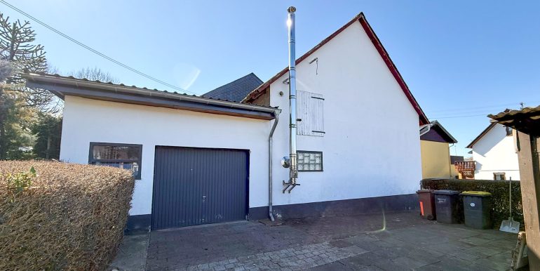 Seitenansicht und Garage