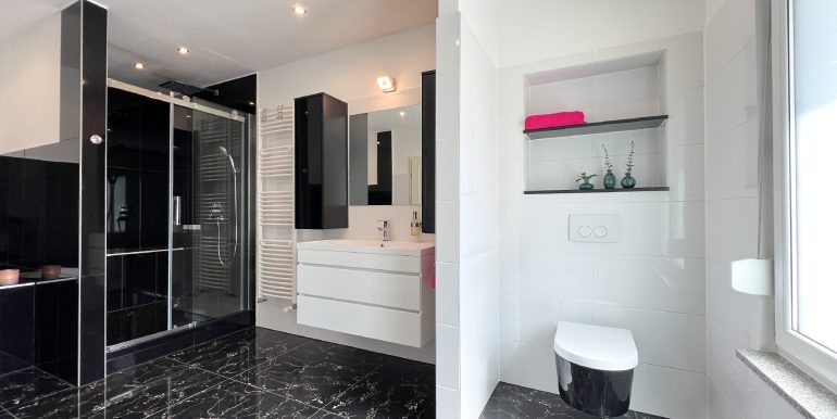 EG: Wannen-/Duschbad