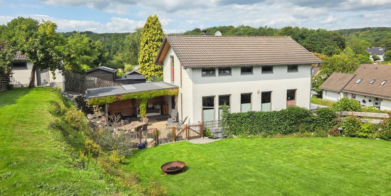 Blick vom Garten zum Haus