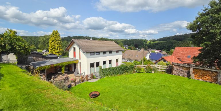 Blick vom Garten zum Haus