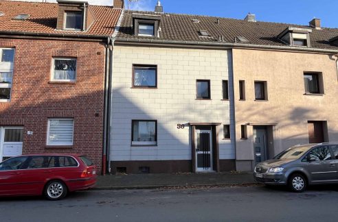 Reihenmittelhaus mit Doppel-Garage und viel Potenzial in Duisburg-Rheinhausen