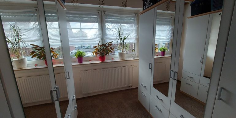 Ankleideraum neben dem Elternschlafzimmer im DG