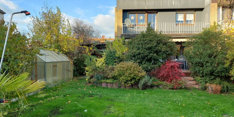 Blick vom Garten auf das Haus