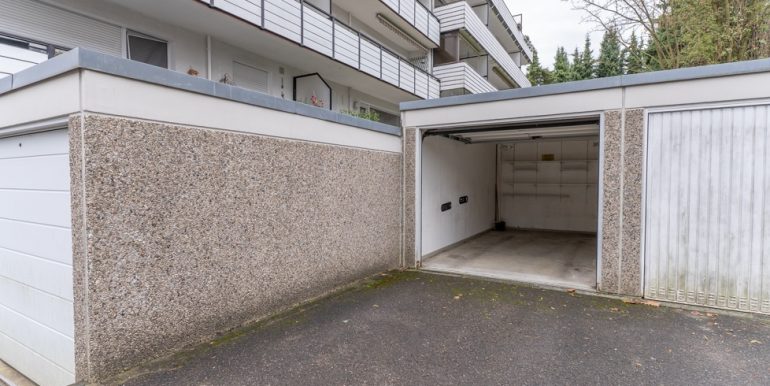 Garage direkt hinter dem Haus