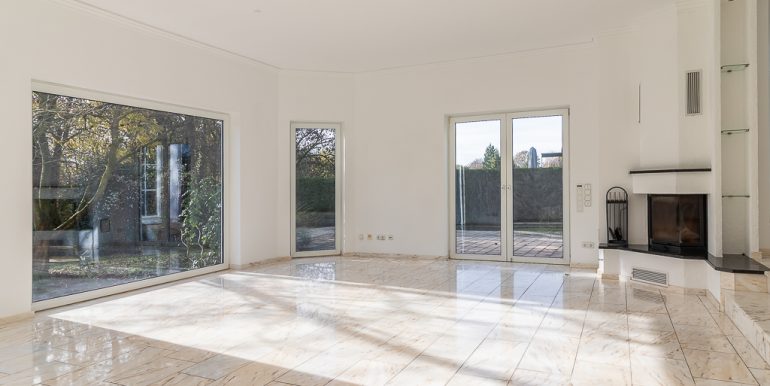 Wohnzimmer mit Kamin