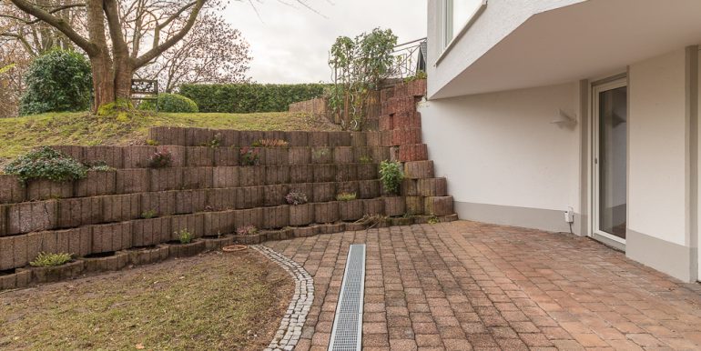 halbüberdachte Terrasse
