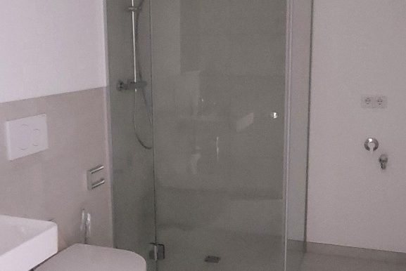 Duschbad mit Waschmaschinenanschluss