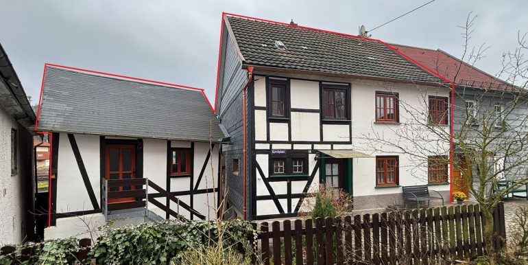 Wohnhaus mit Nebengebäude