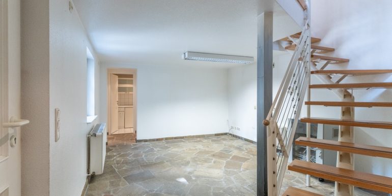 EG mit Bruchsteinboden