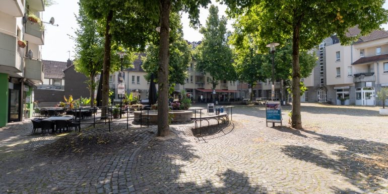 Der angrenzende Marktplatz