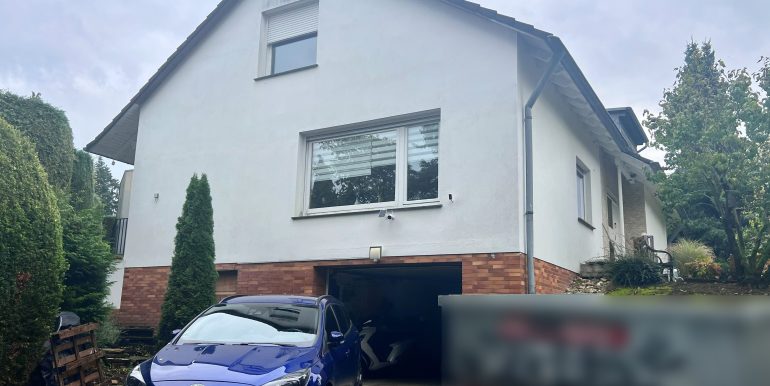 Seitenansicht und Garage