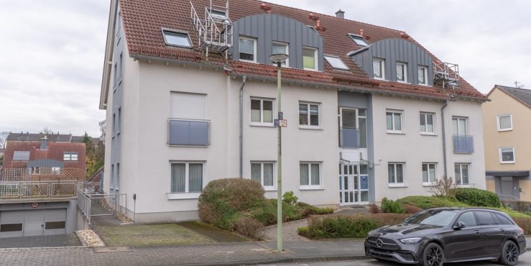 Hauszugang und Tiefgaragenzufahrt