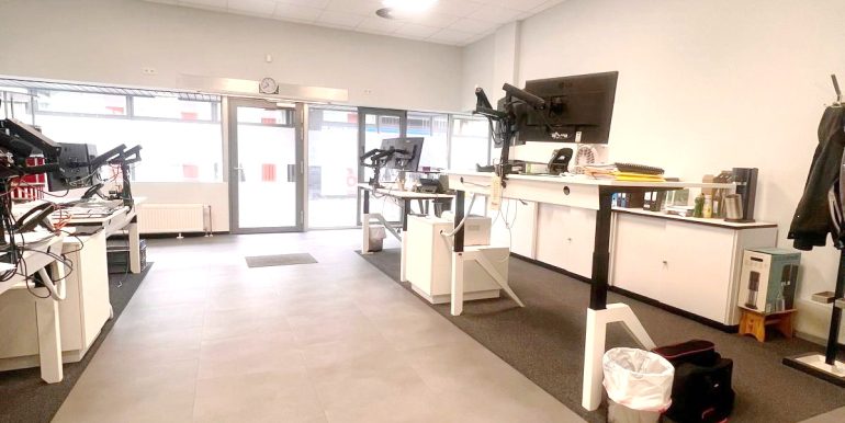 Großes Büro im Erdgeschoss