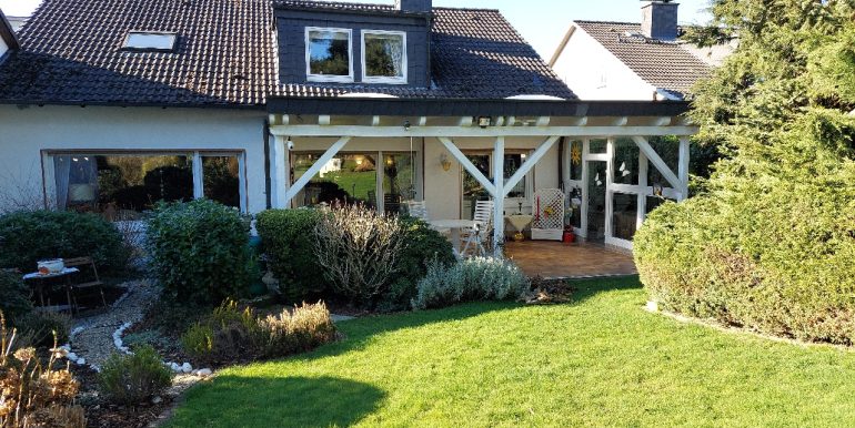 Blick auf die große und überdachte Terrasse