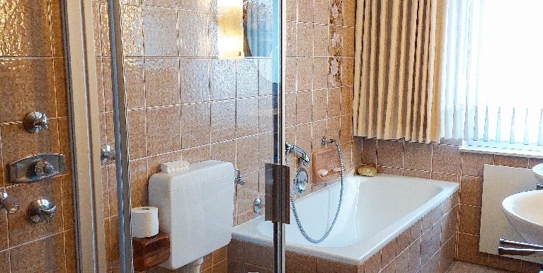 Das Bad mit Glasdusche im EG