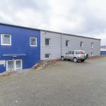 Haupteingang mit PKW- Stellplätze