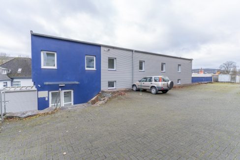 Haupteingang mit PKW- Stellplätze