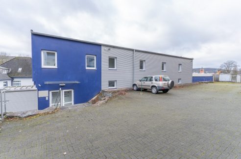 Haupteingang mit PKW- Stellplätze