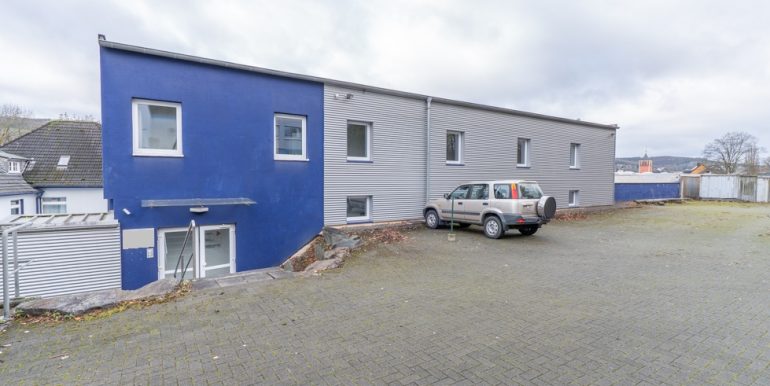 Haupteingang mit PKW- Stellplätze