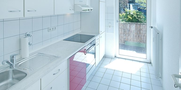 Küche mit Balkonzugang