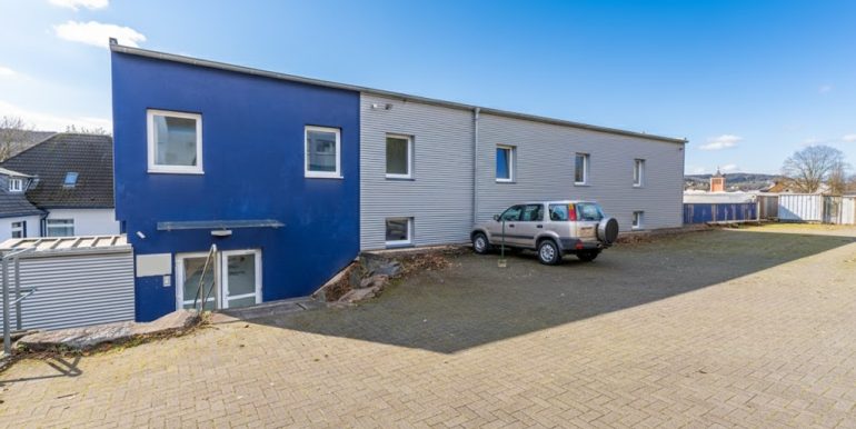 Haupteingang mit PKW- Stellplätze