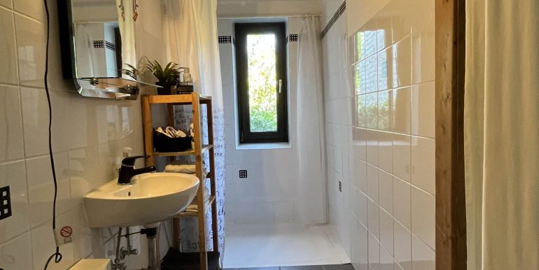 Das angrenzende Duschbad/WC