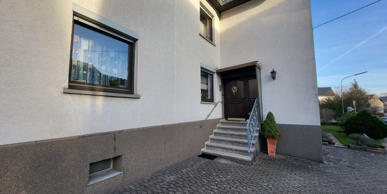 Eingangsbereich und Parkplatz