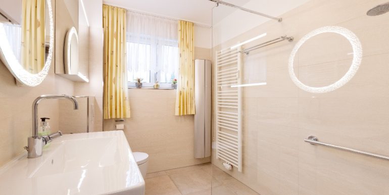 Modernes Bad im Erdgeschoss