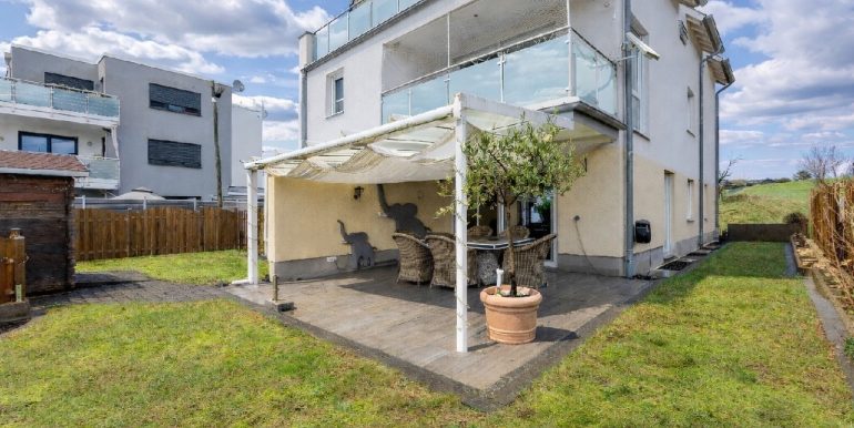 Rückansicht mit Terrasse und Garten