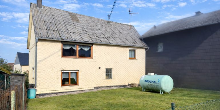 Hintere Gebäudeansicht mit Garten