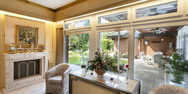 Besprechungsraum mit Zugang zur teilüberdachten Terrasse