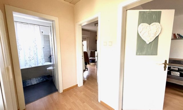 1.Obergeschoss (2 Zimmer, Bad  und  Balkon)