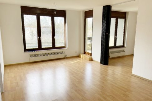 Wohnbereich Blick Schlafzimmer und Balkon